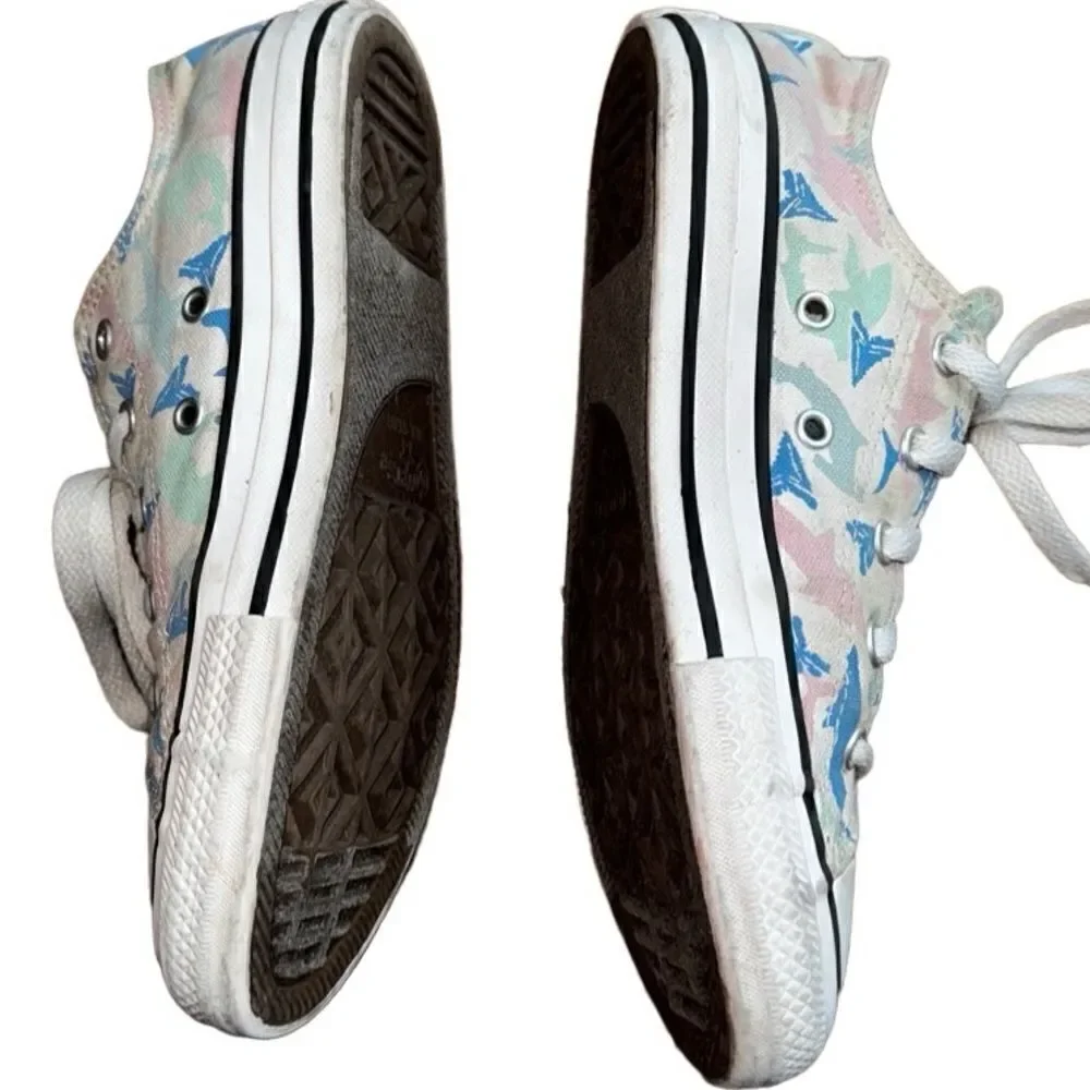 ❤️‍🔥Converse Junior Low Tops White Shark Pastel Print - Size 2
